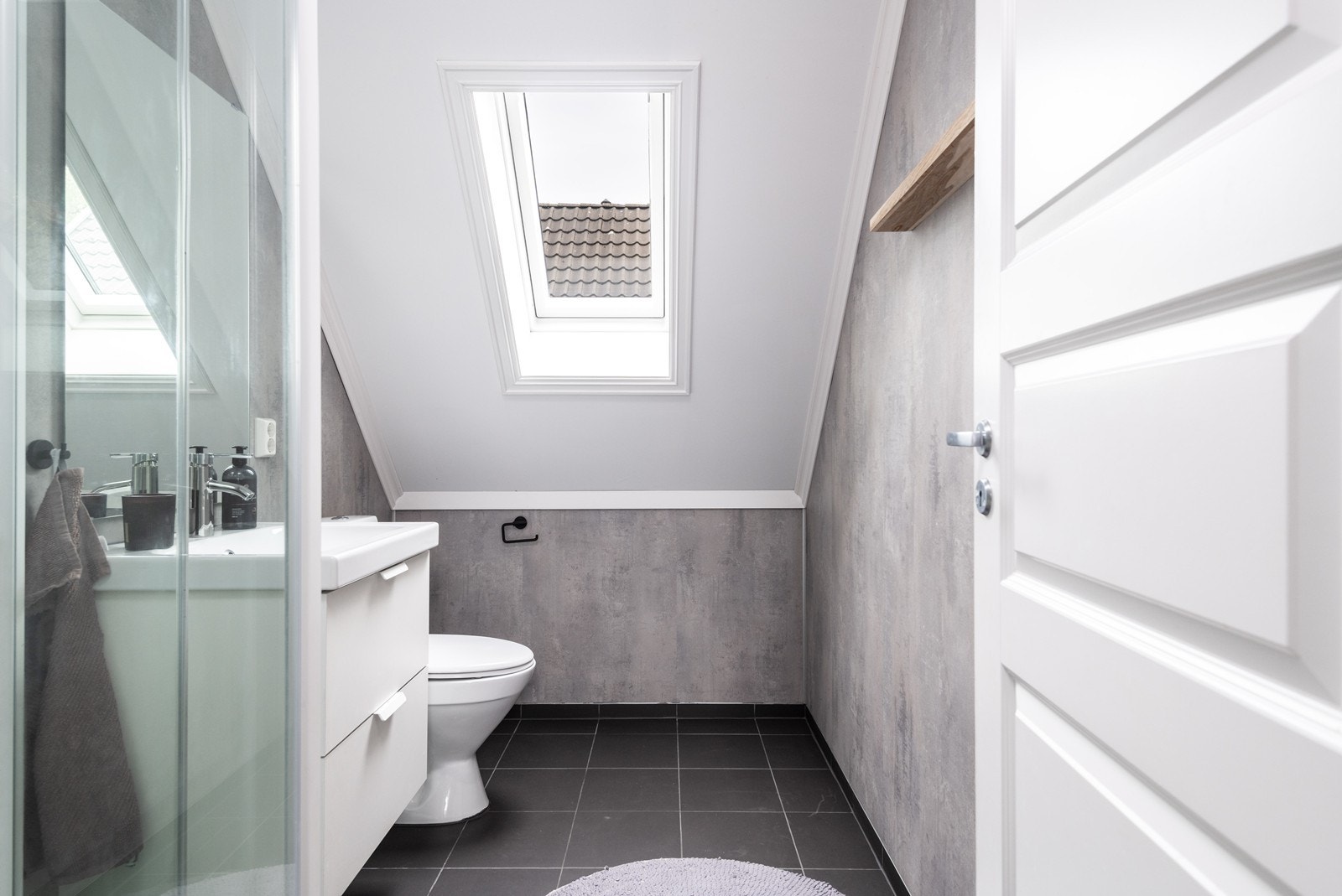 Badet i 2. etasje ble oppusset i 2020 og inkluderer nye fliser, membran og varmekabler. Galleribilde