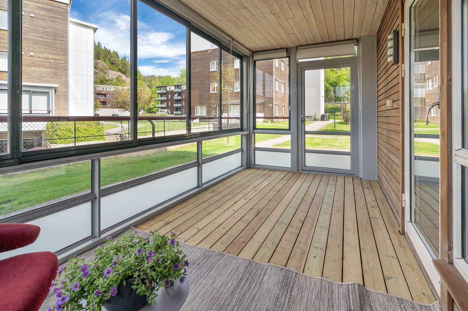 Denne er på ca. 12 kvm og ligger usjenert til på hjørnet med mulighet for å lukke igjen med rullegardin som er montert. Galleribilde