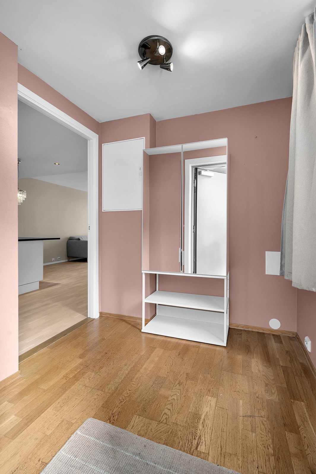 Velkommen inn til en romslig gang med plass til yttertøy og sko. Galleribilde