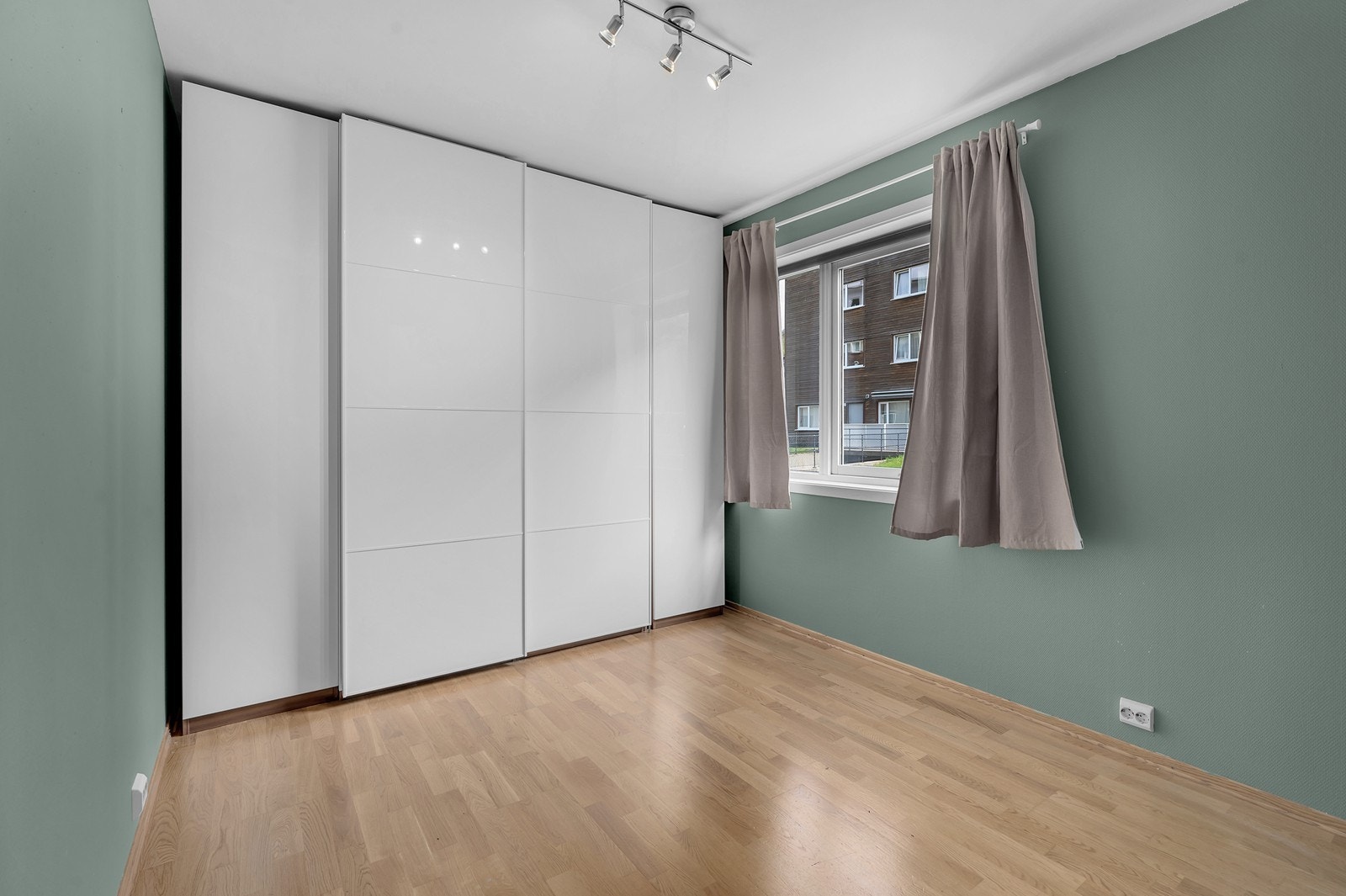 Praktisk skyvedørsgarderobe gir godt med plass til tøy og annen oppbevaring. Galleribilde