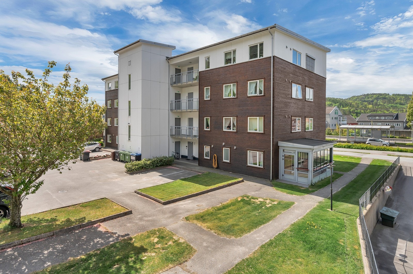 Pene fellesområder og rikelig med gjesteparkering på fellestomten. Galleribilde