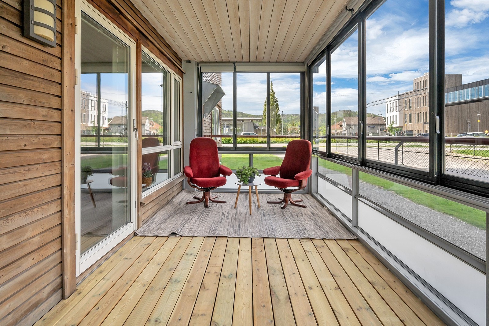 Godt med ettermiddags- og kvedlssol fra verandaen som ligger på hjørnet. av bygget. Galleribilde