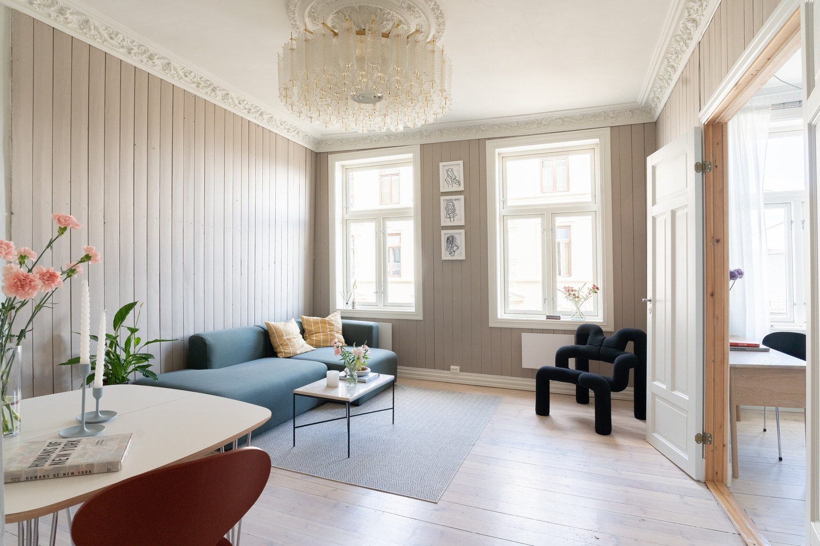 Stuen er stor og luftig, og er det naturlige samlingspunktet i leiligheten. Galleribilde