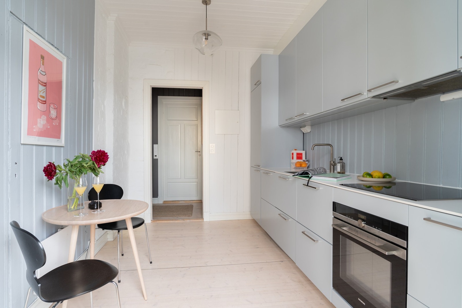Vi går inn igjen! Benkeplaten er fra Sigdal, hvitevarer fra Siemens og innredning fra Ikea. Galleribilde