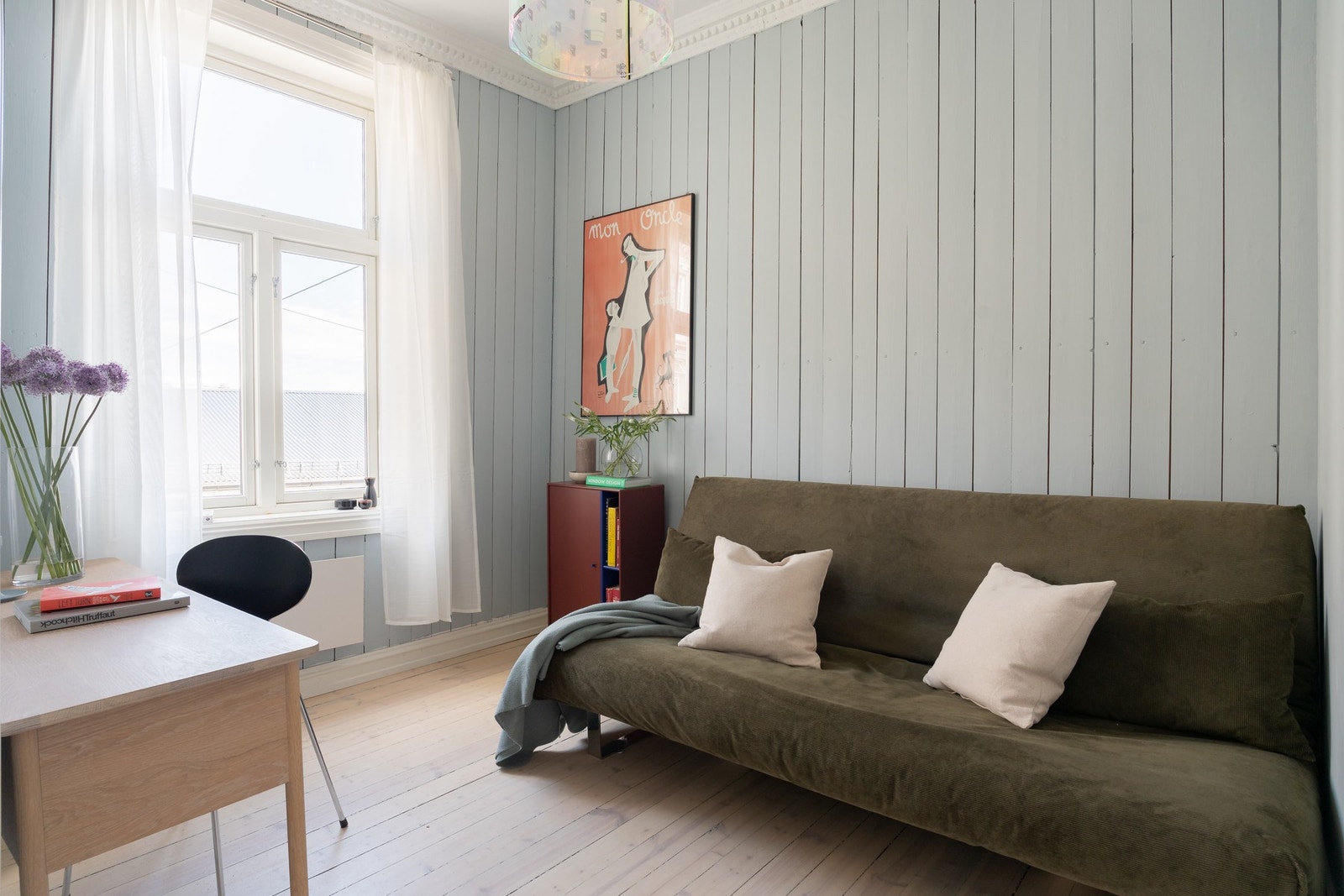 Rommet ved siden av stuen brukes i dag som ekstra stue og kontor, men er et ypperlig rom å bruke som soverom 2. Galleribilde
