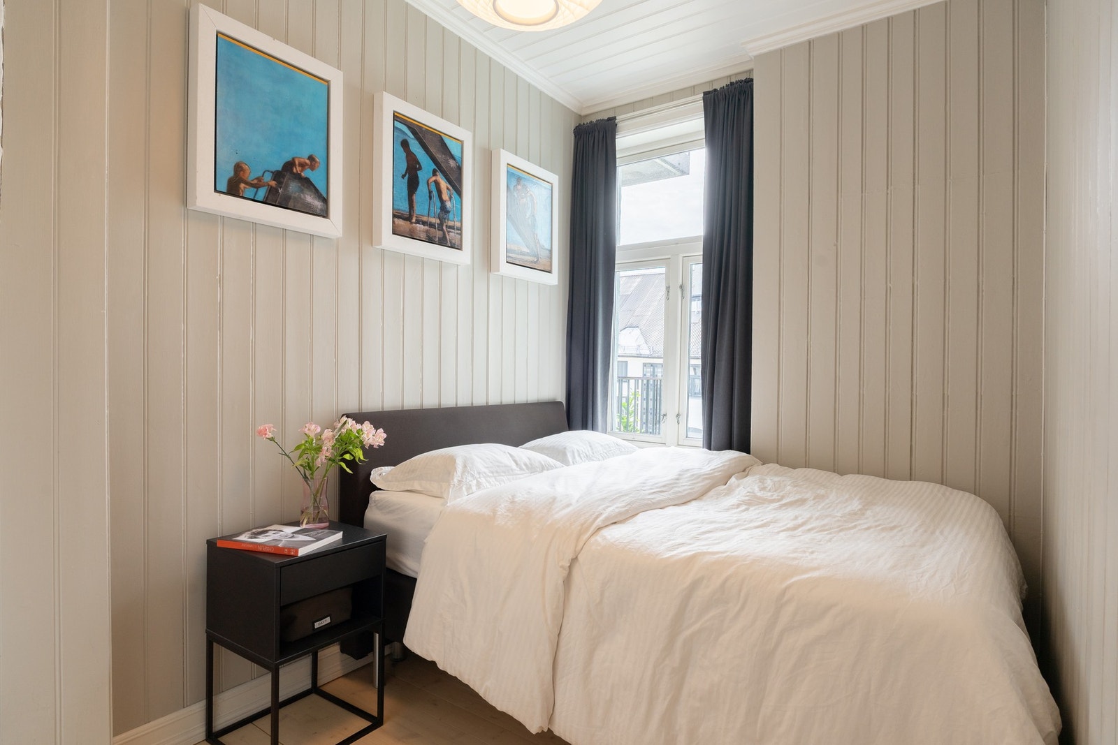 Soverommet er av fin størrelse, og er vendt inn mot det rolige gårdsrommet. Galleribilde