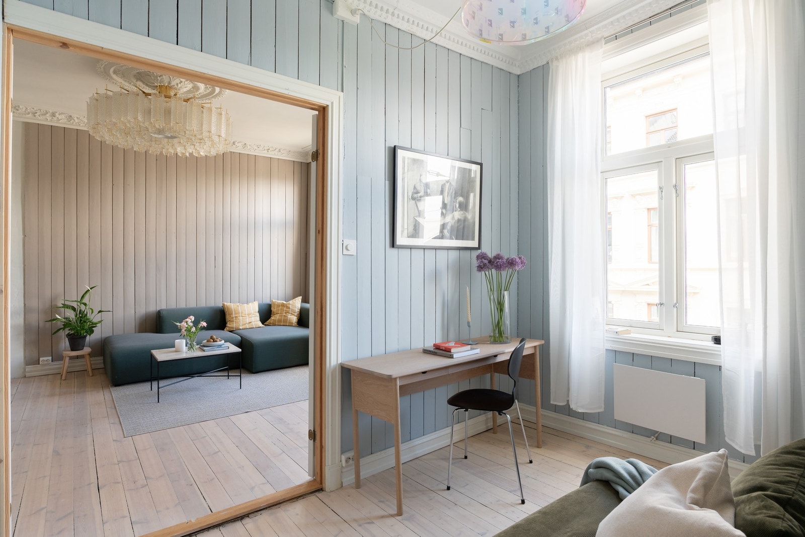 De store vindusflatene slipper inn godt med naturlig dagslys. Vinduene er for øvrig fra 2016/2017. Galleribilde