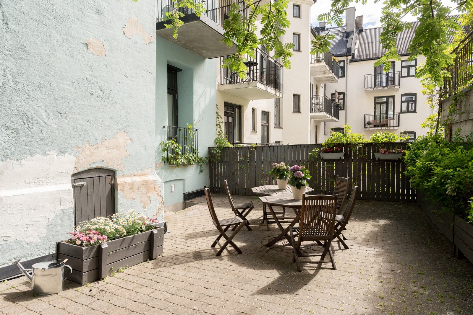 Borettslaget har et pent gårdsrom, med hyggelig sittegrupper for beboerne. Galleribilde