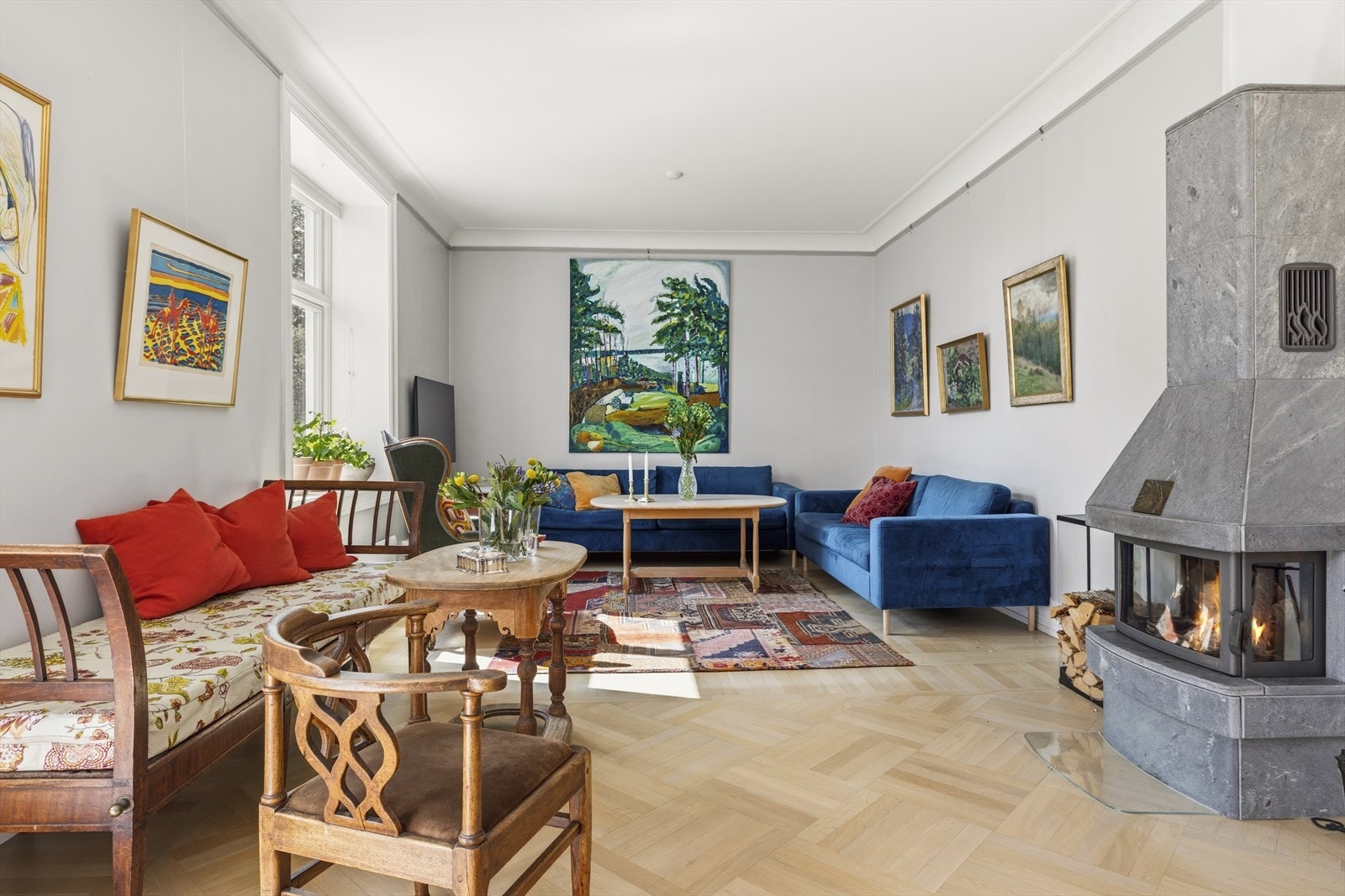 Stuens utforming gir også god plass til flere sofasalonger og tilhørende møblement. Galleribilde