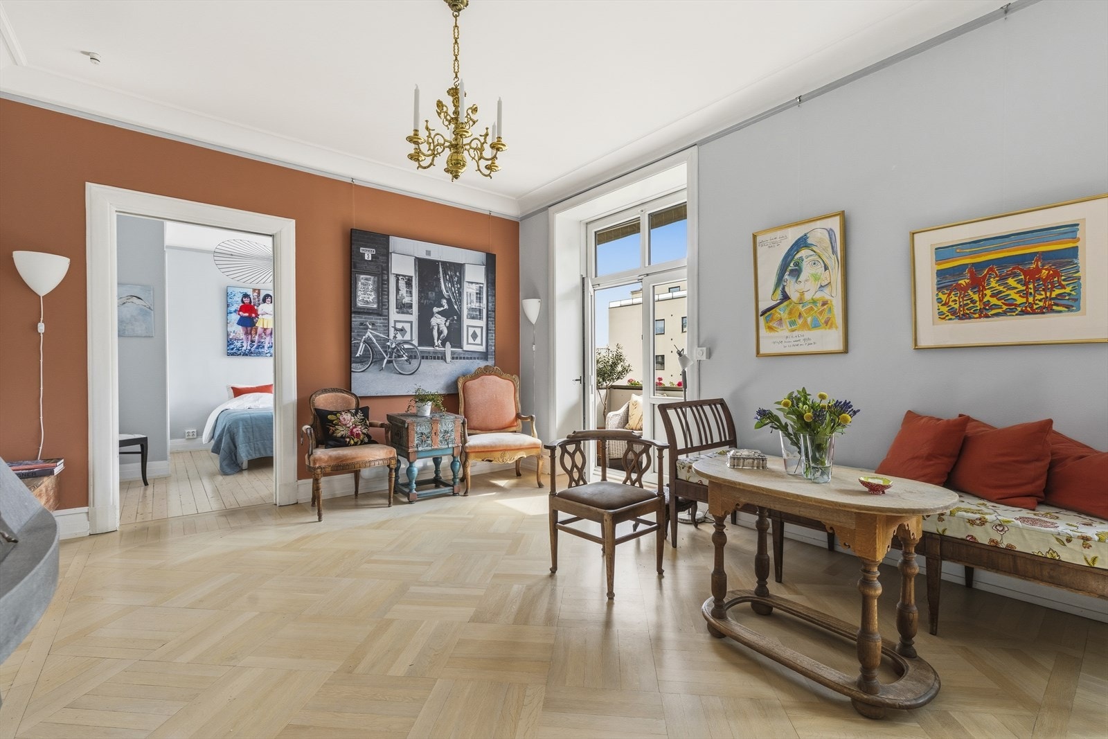 Stuen har utgang til herlig sydvestvendt balkong som byr på fantastiske solforhold. Galleribilde