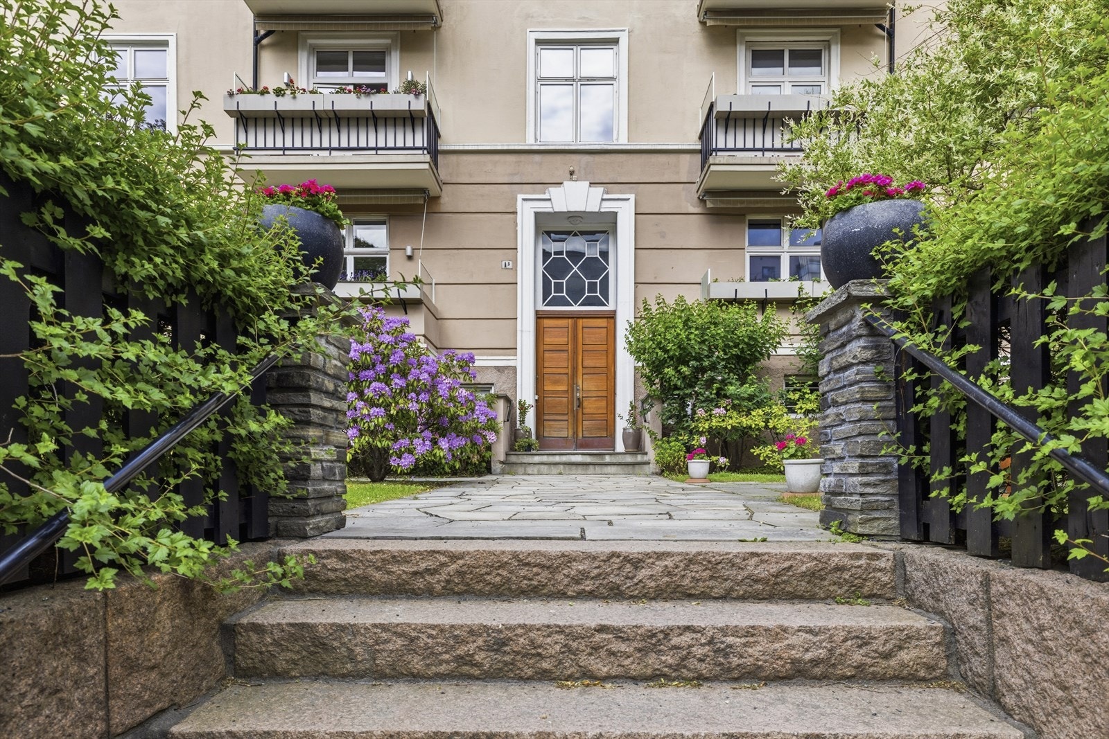 Leiligheten ligger i et svært attraktivt område i rolig enveiskjørt sidegate, kun et kvartal fra Bygdøy allé på Frogner med alt du trenger rett utenfor døren! Galleribilde