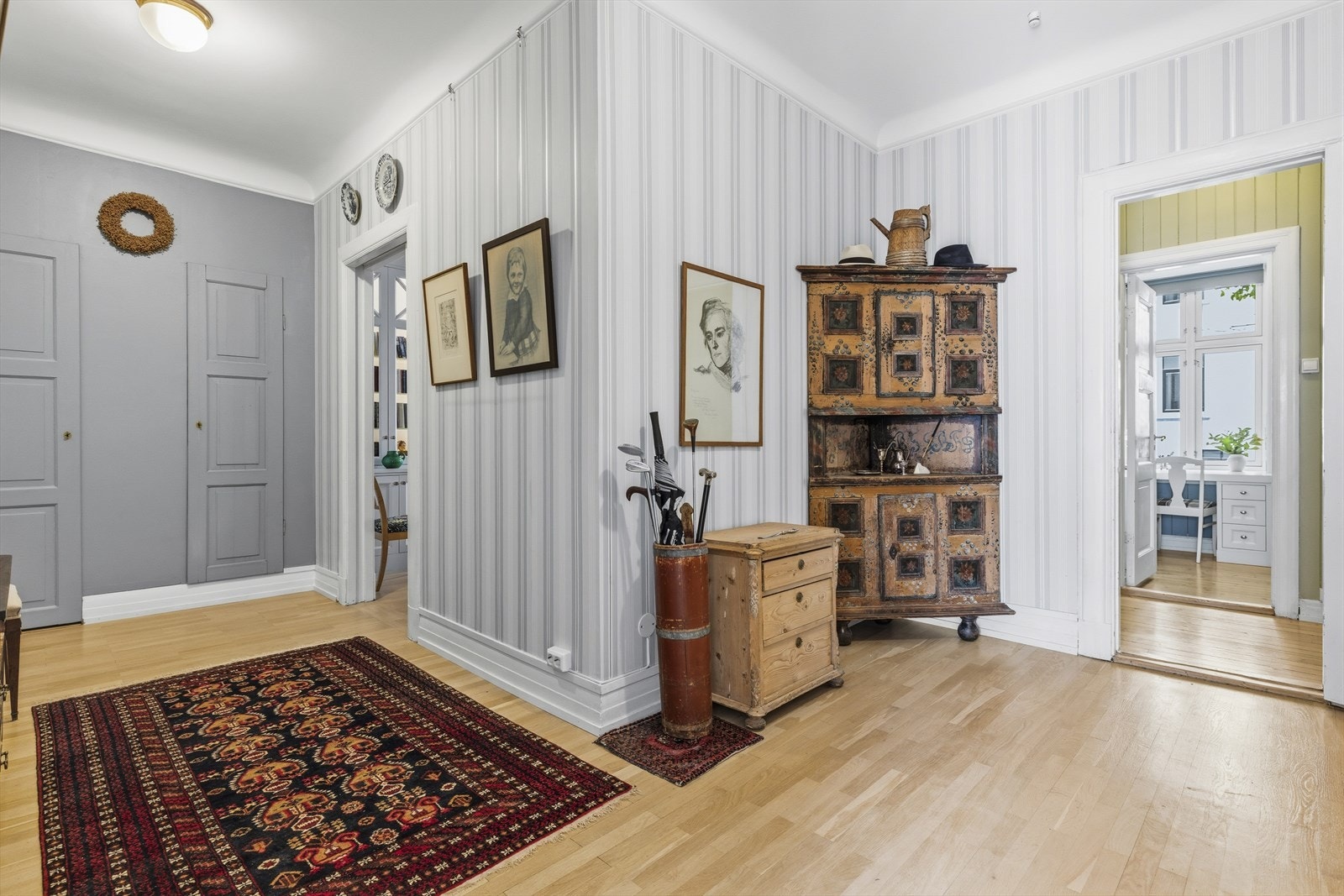 Stor, lys hall som binder rommene naturlig sammen. Galleribilde