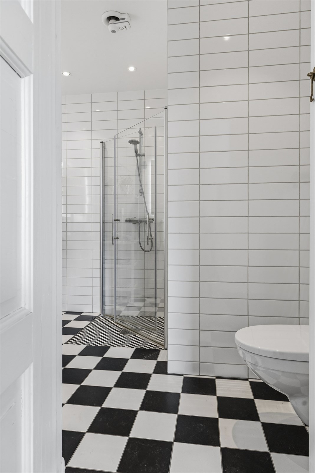 Pent flislagt baderom med downlights i himling og behagelig varme i gulv. Galleribilde