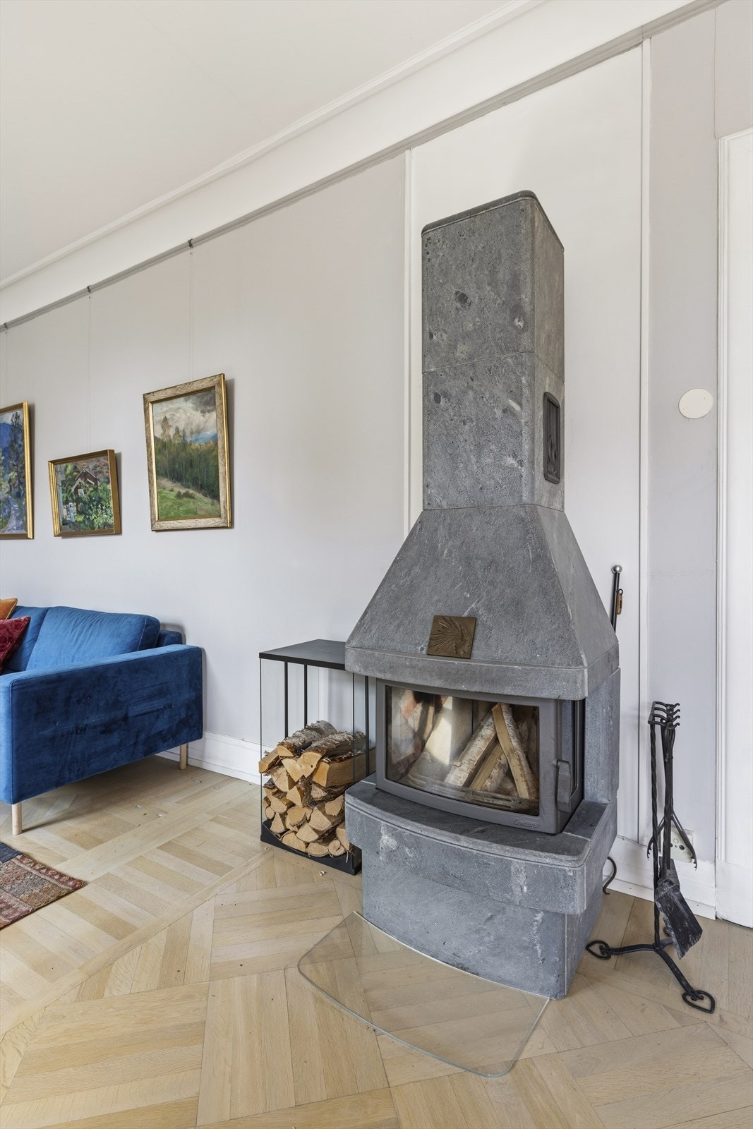 Boligen har mursteinspipe og peisovn (2016) som bidrar til varme og hygge på kjølige dager. Galleribilde