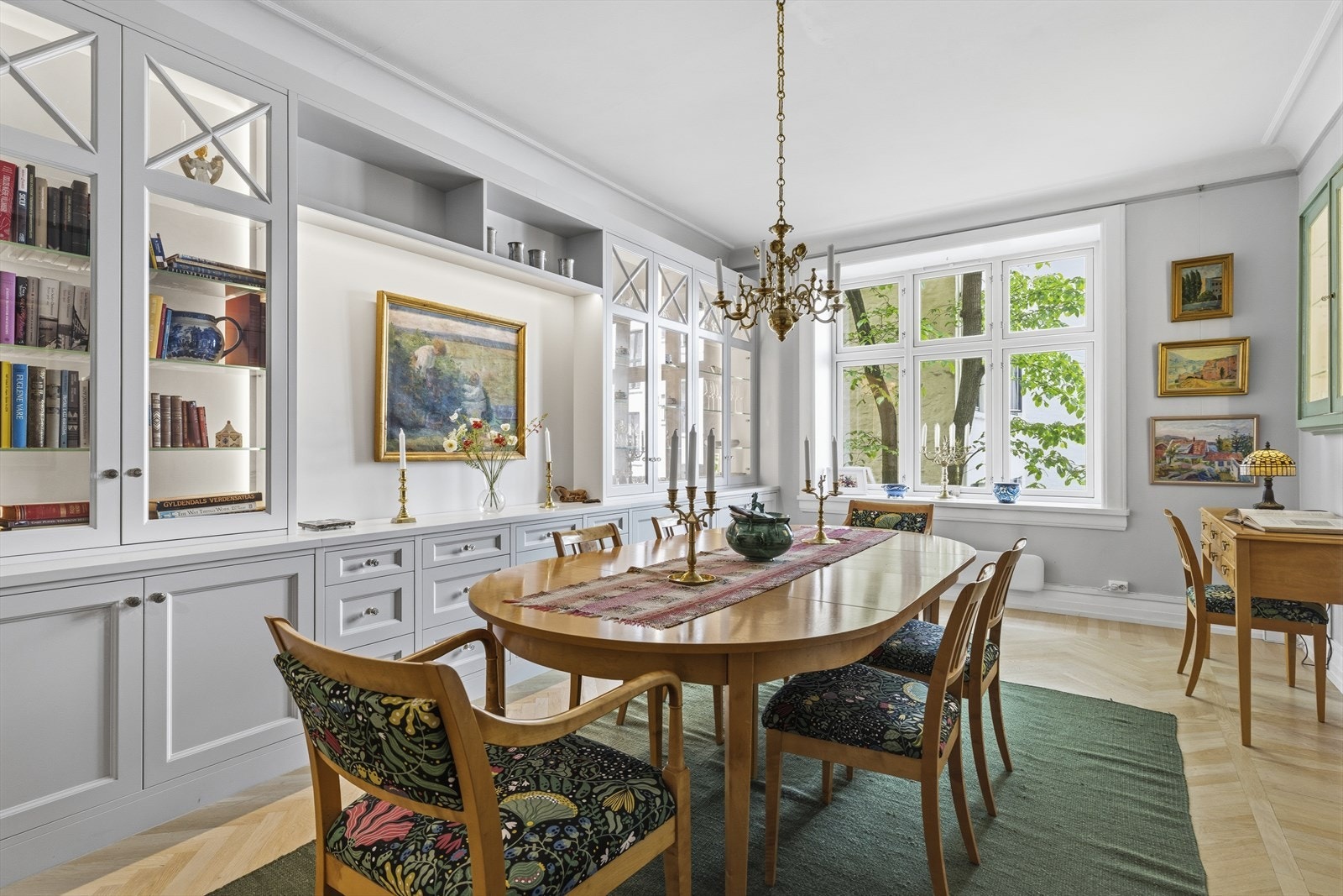 Klassisk spisestue med plassbygd bokhylle. Galleribilde