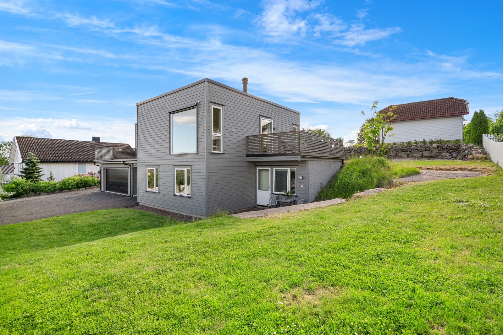 Flott uteområde med terrasser, plen og gode solforhold - perfekt for både hverdag og sommerfest. Galleribilde
