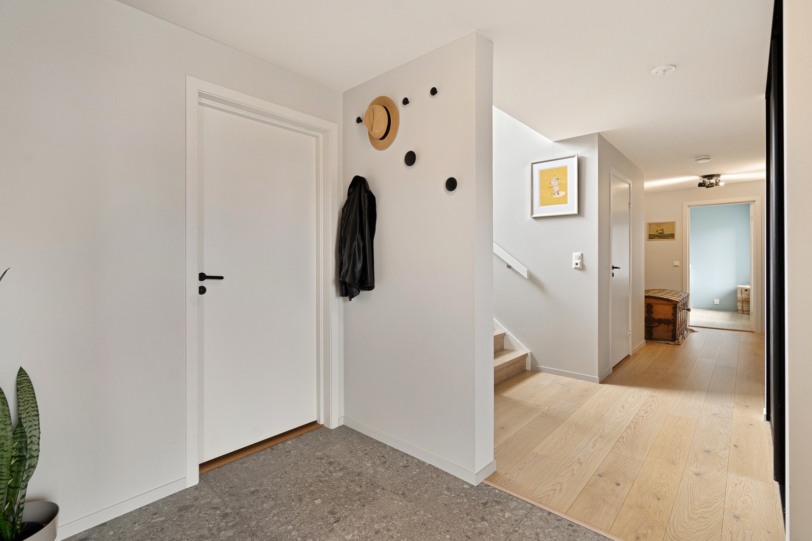 Nydelig entré med god garderobeløsning og et innbydende førsteinntrykk. Galleribilde
