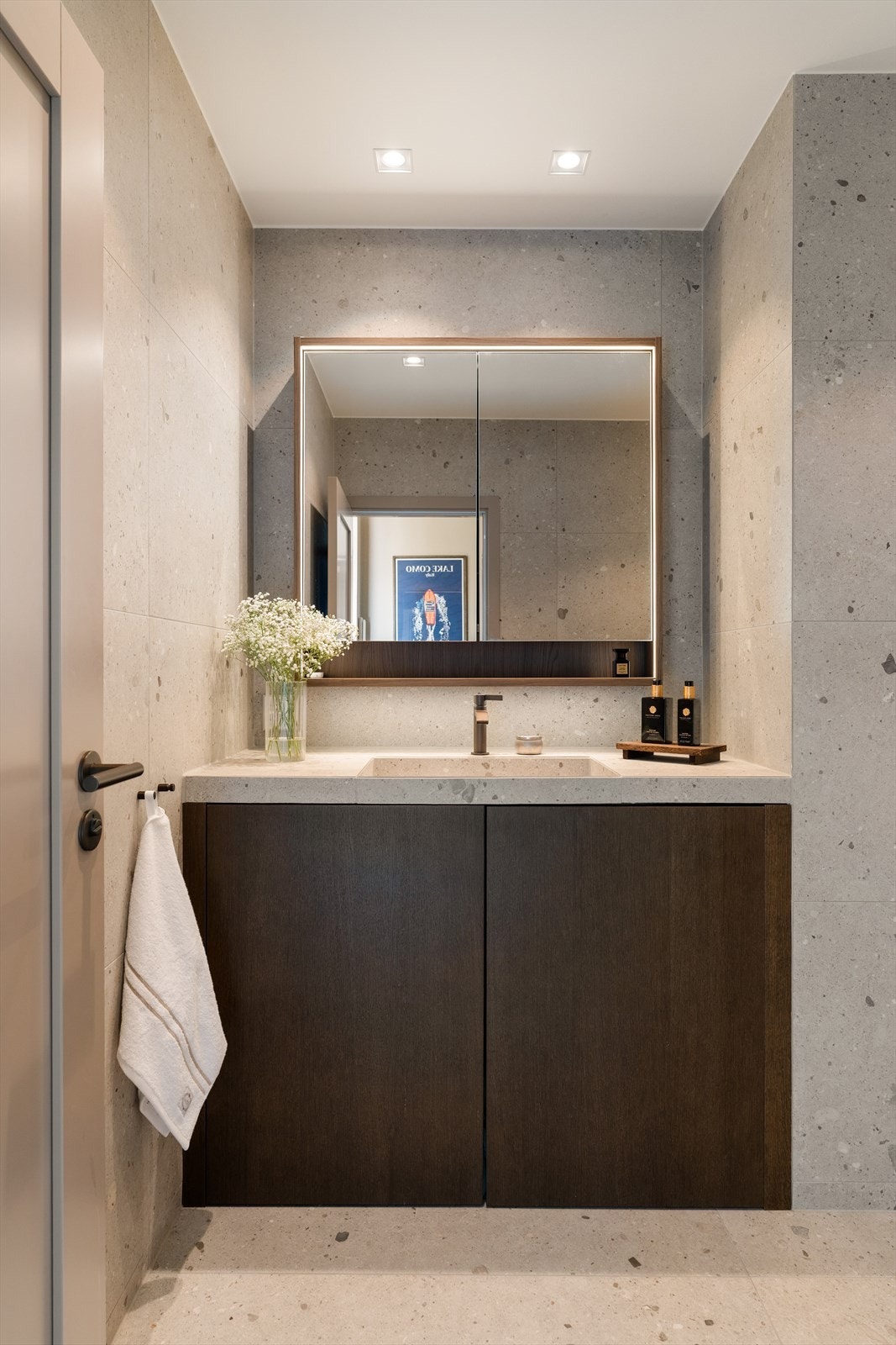 Her er ingenting overlatt til tilfeldighetene. Kombinert innredning/vaskeromsnisje i samme stil som kjøkken, levert fra Sigdal. Badet har fått TG0 fra takstmann. Galleribilde