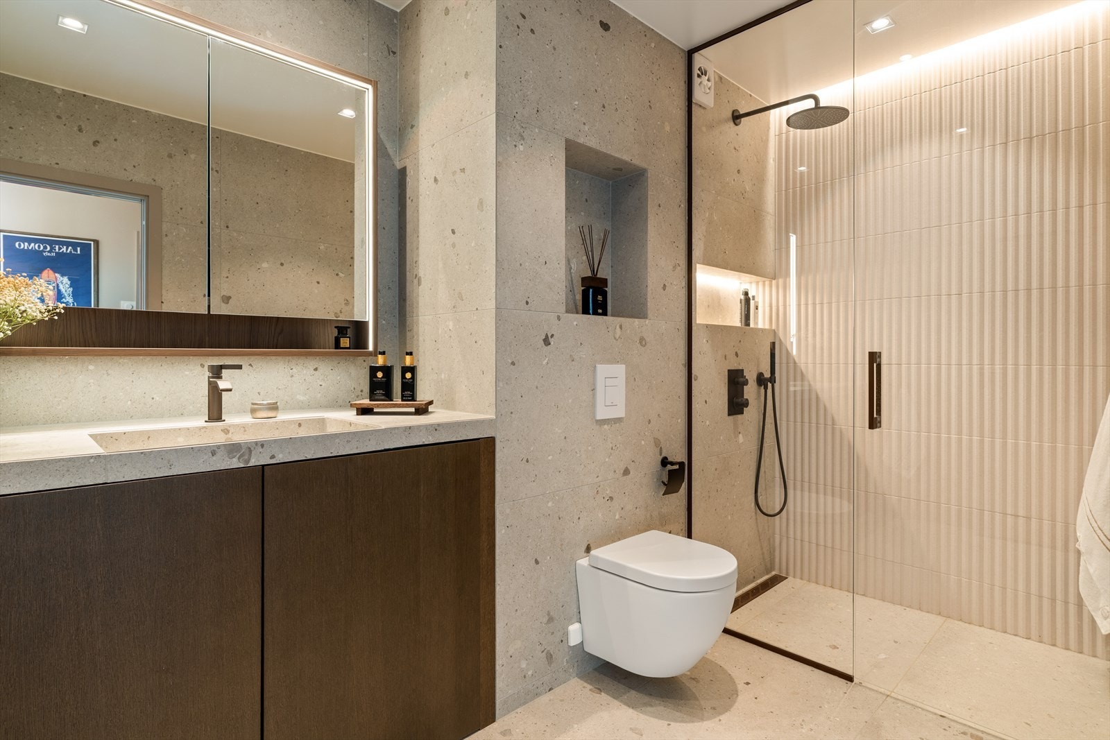 Delikat velværebad med lekre 60x120 fliser fra Provenza. Badet er i sin helhet renovert av kvalitetsleverandøren BadeDesign. Galleribilde