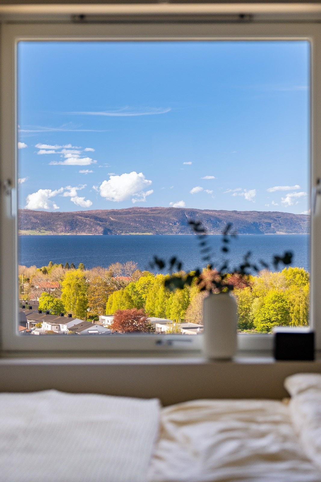 Her våkner man til en misunnelsesverdig utsikt over fjorden og Fosenfjellene. Galleribilde