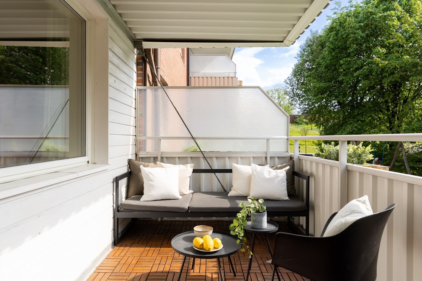 På vår- og sommerhalvåret blir balkongen som en forlengelse av stuen. Galleribilde