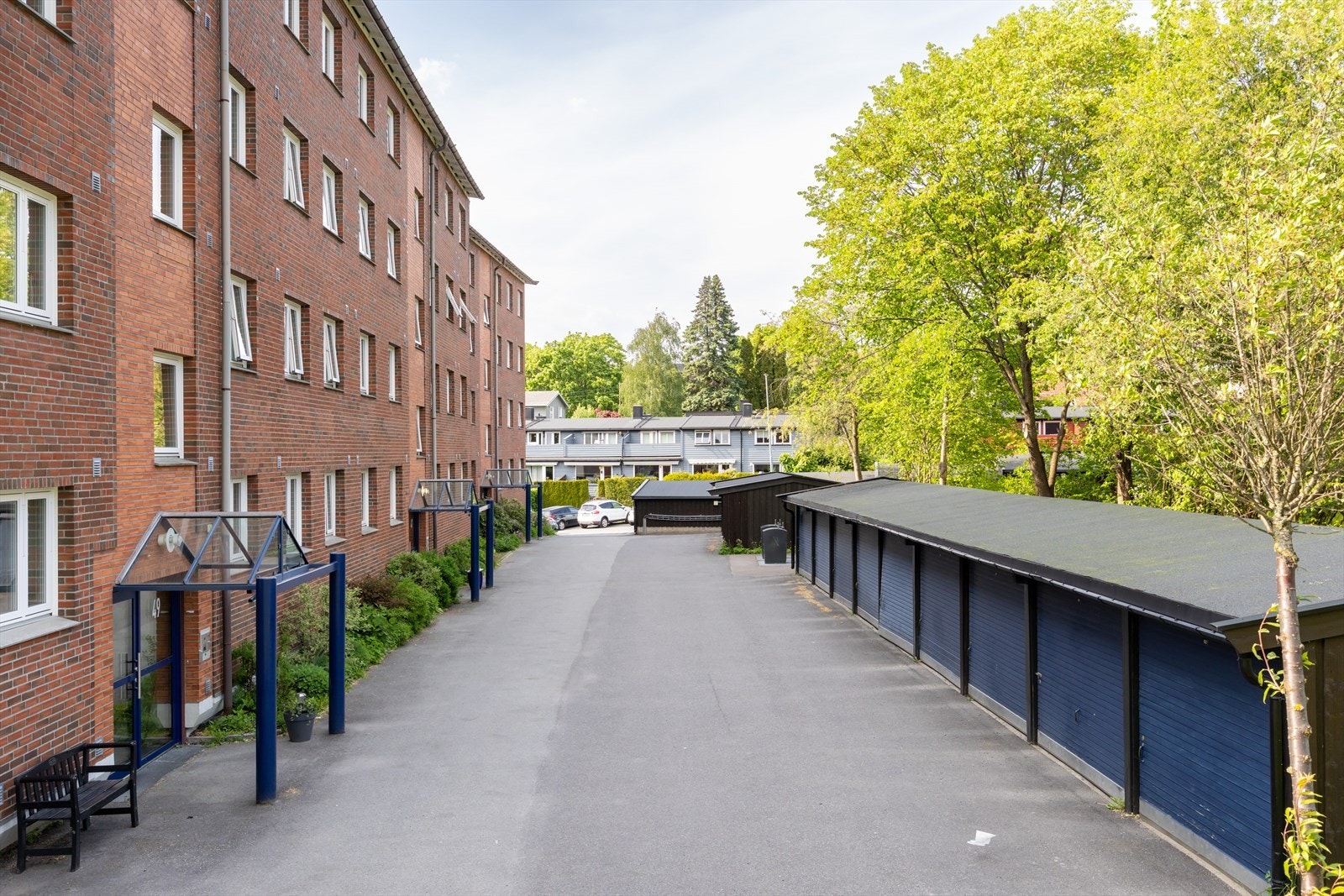 Gratis parkering langs langs Disenveien og på nummererte skråplasser. Mulighet for leie av garasje og egen biloppstillingsplass, som blir fordelt etter ventelister. Galleribilde