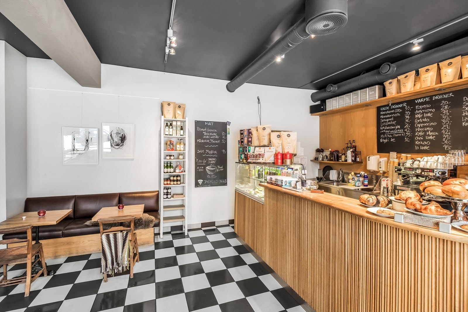 Mat og drikke kan nytes inne eller ute på den solfylte piazzaen. Galleribilde