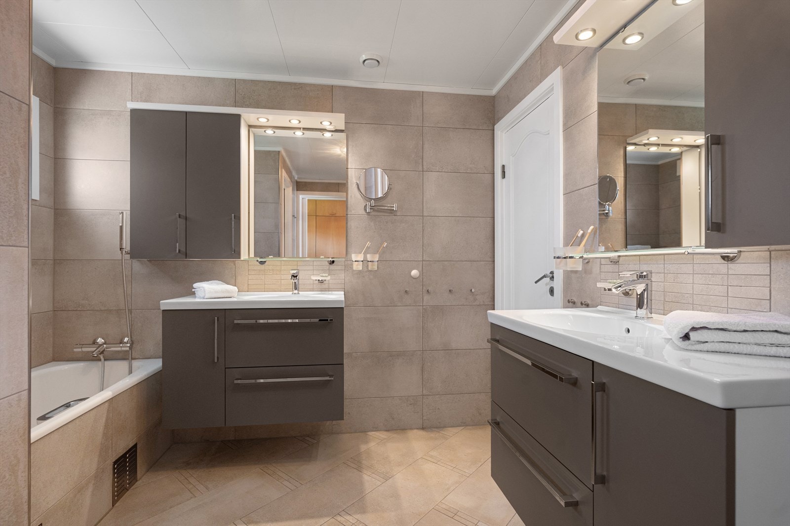 Badet i 1. etasje har adkomst både fra gangen og via walk-in-closet tilknyttet hovedsoverommet. Galleribilde