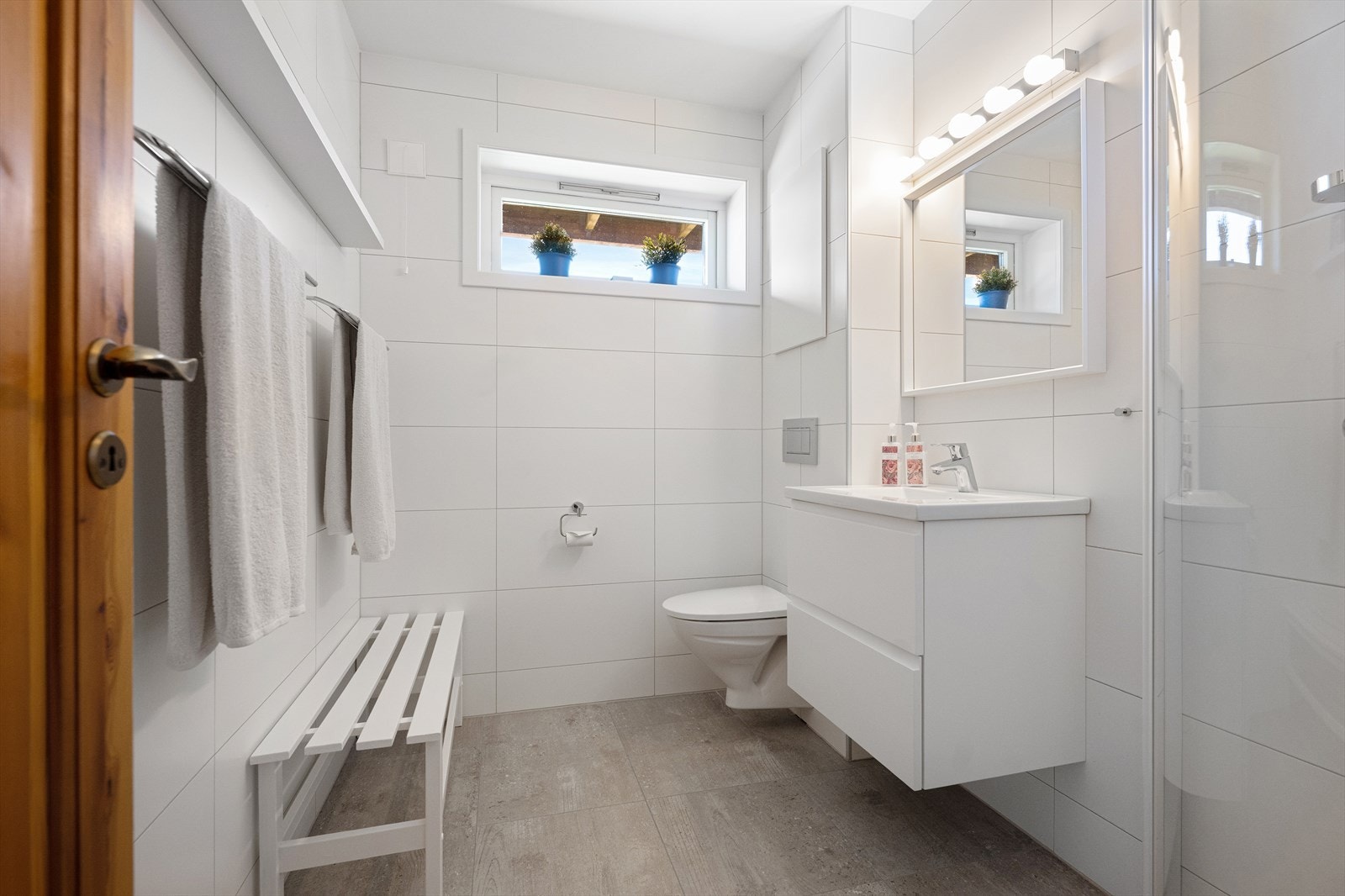 Badet ligger praktisk til i underetasjen og ble renovert i 2020. Galleribilde