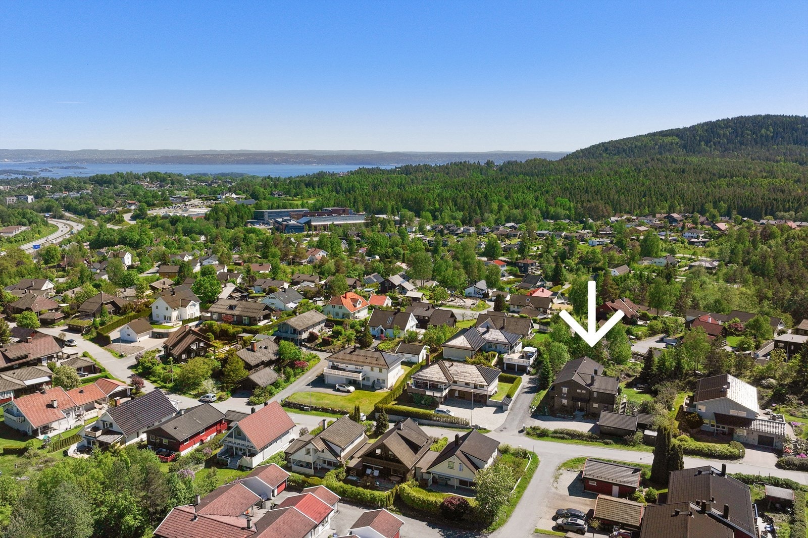 Gangavstand til friområder og fritidsaktiviteter som blant annet 18-hulls golfbane, lysløype, Dikemark ridesenter, og flere badevann med sandstrand, badebrygger og flåter. Galleribilde