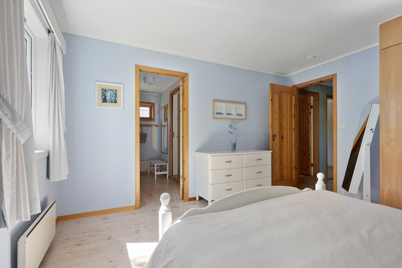 Hovedsoverommet i 1. etasje har god plass til dobbelseng og adkomst inn til et eget walk-in-closet. Galleribilde