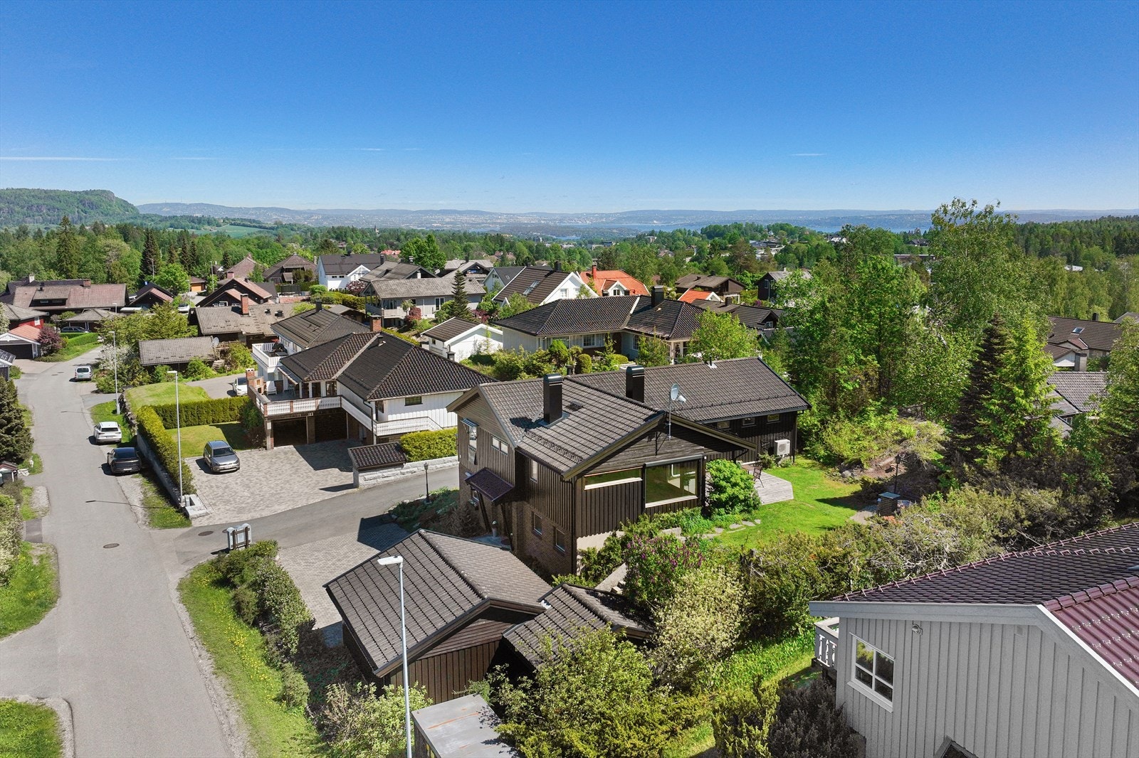 Brendsrudtoppen ligger i et rolig og trivelig boligstrøk ca. 3,4 kilometer utenfor Asker sentrum. Området er grønt, naturnært og barnevennlig. Galleribilde