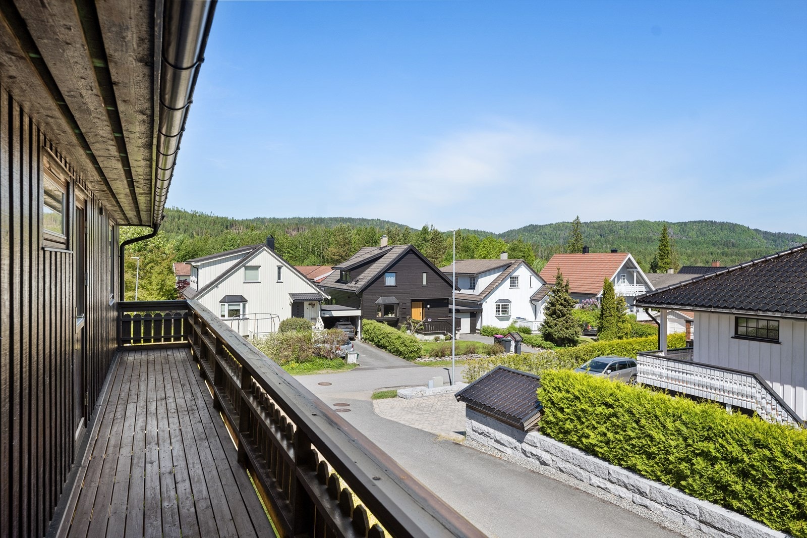 Ved tv-stuen er det en nordøstvendt balkong på ca. 14 kvm med fint utsyn over nabolaget. Galleribilde