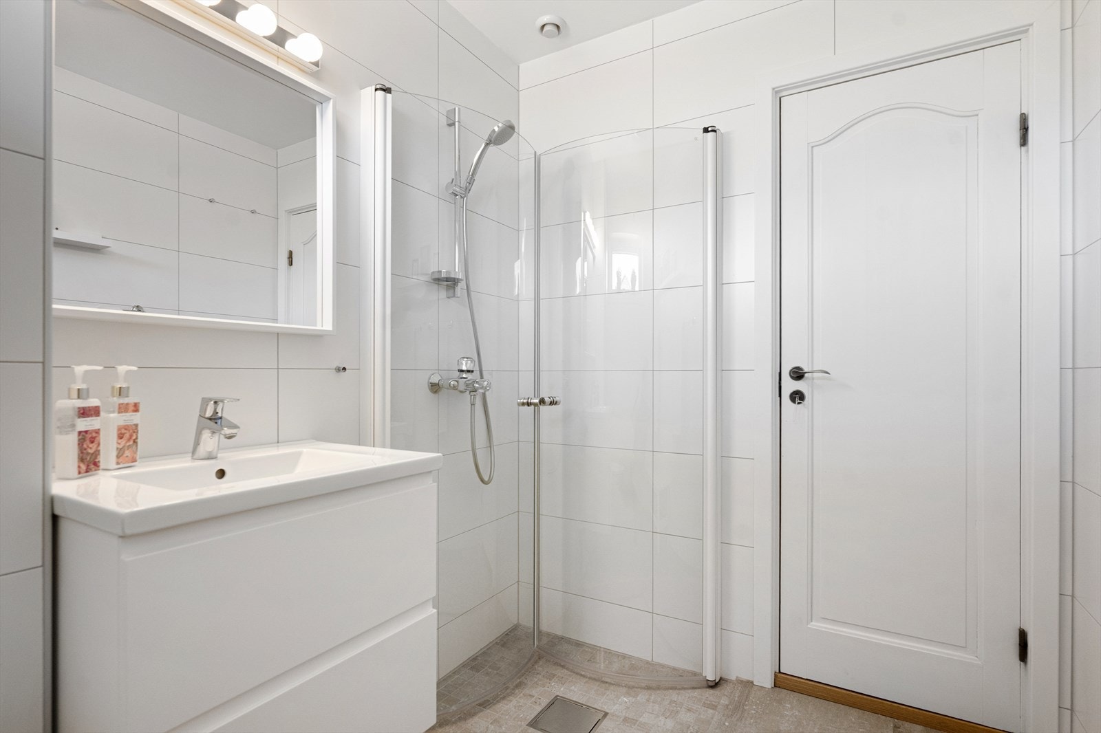 Badet har flislagte overflater på både gulv og vegger og det er varme i gulvet. Galleribilde