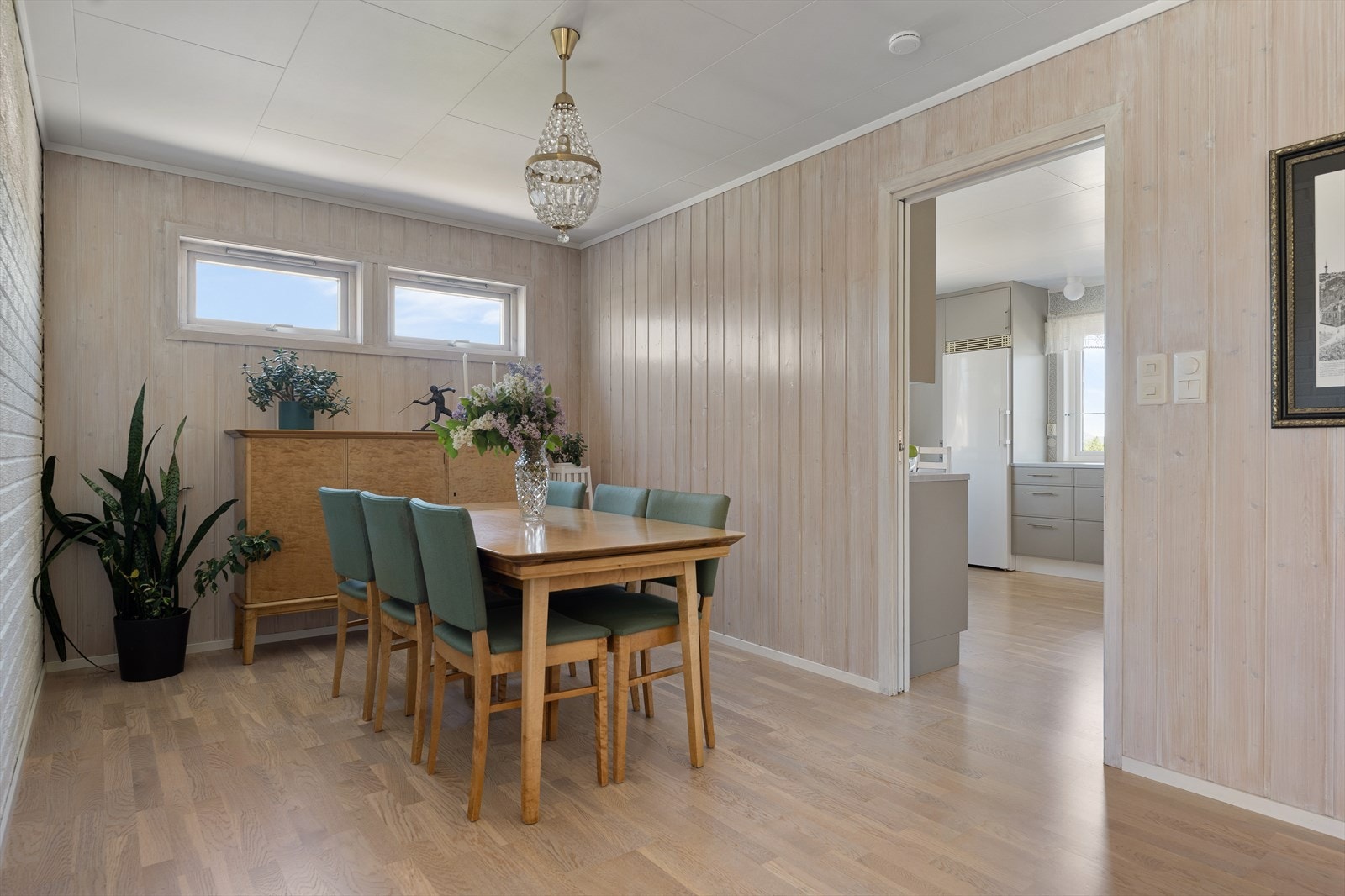 I tilknytning til stuen ligger en hyggelig spisestue med god plass til spisebord for hele familien. Rommet har en naturlig forbindelse til både kjøkken og stue. Galleribilde