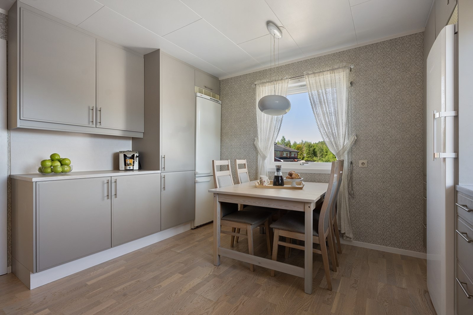 Kjøkkenet er videre utstyrt med integrert induksjonstopp, stekeovn og oppvaskmaskin, og det er montert komfyrvakt for økt sikkerhet. Galleribilde