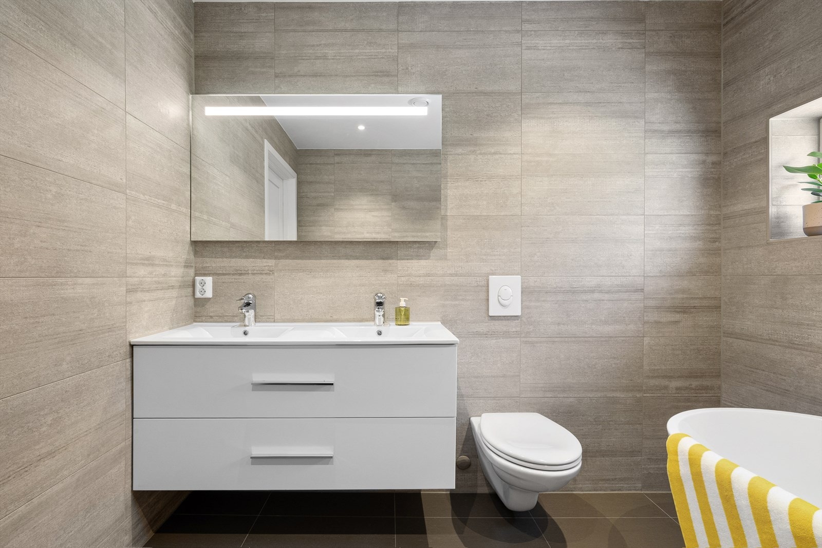 Dette badet har også 30x60 fliser, gulvvarme og downlights, og er bygget i 2020 som resten av boligen. Galleribilde