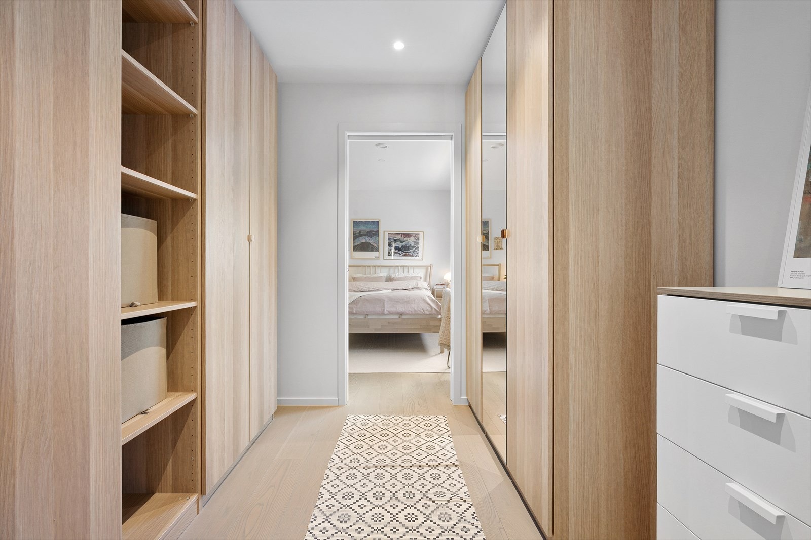 Masteravdelingen har en romslig walk-in-garderobe med god oppbevaringsplass. Galleribilde