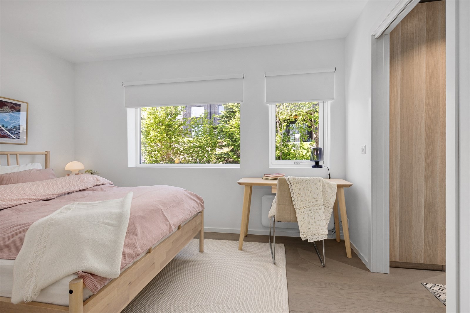 Skyvedør inn til garderoben, som er et romslig walk-through-closet videre inn til badet. Galleribilde