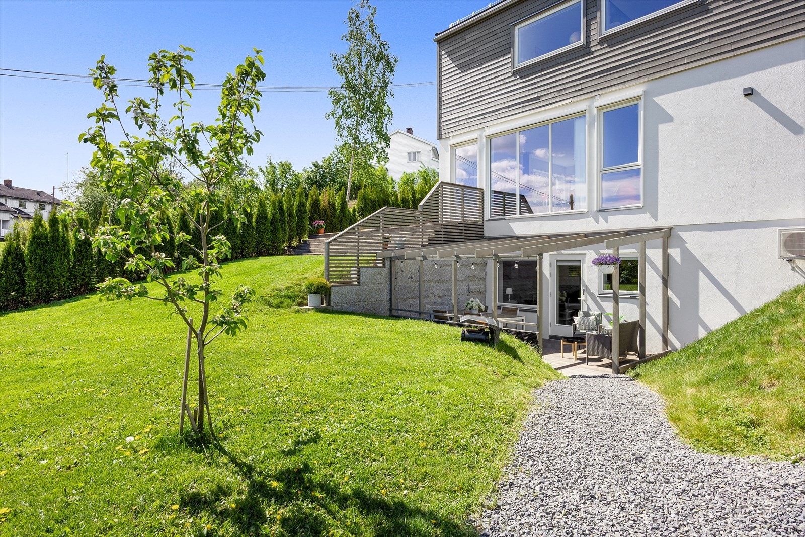 Hagen gir fine lekemuligheter for barn og er lett å vedlikeholde. Galleribilde