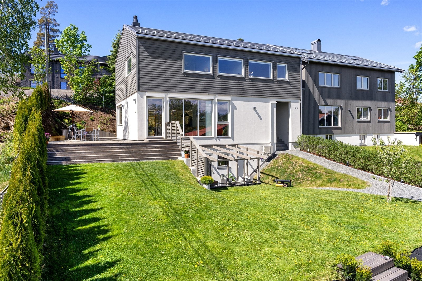 Velkommen til Ruglandveien 82 A. Boligen ble bygget i 2020 og fremstår som en moderne og velholdt familiebolig på stor og solrik tomt. Foto: Wlodek Koscielniak Photography. Galleribilde