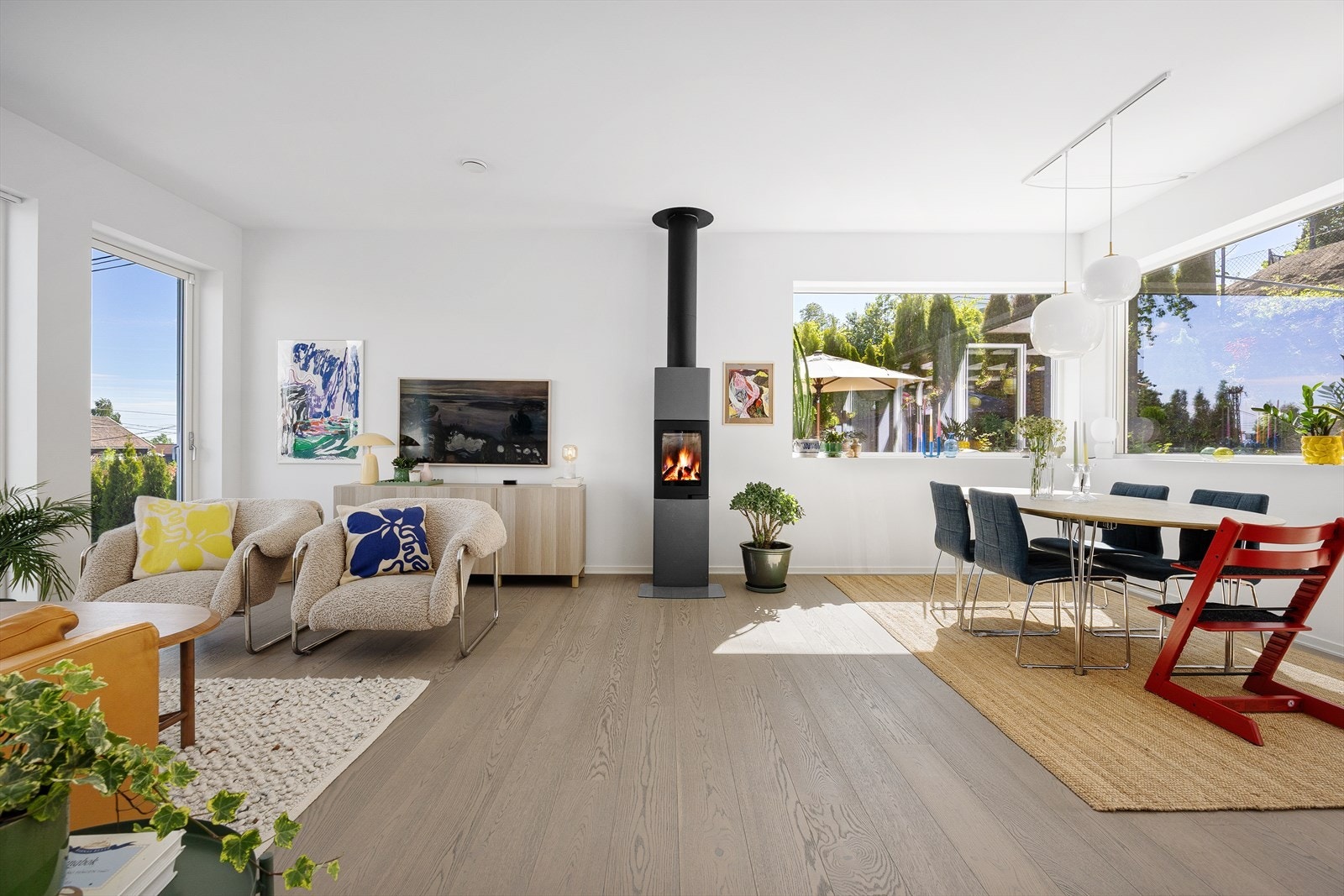 En moderne elementpeis med vednisje og Jøtul innsats gir ekstra varme og en hyggelig atmosfære. Galleribilde