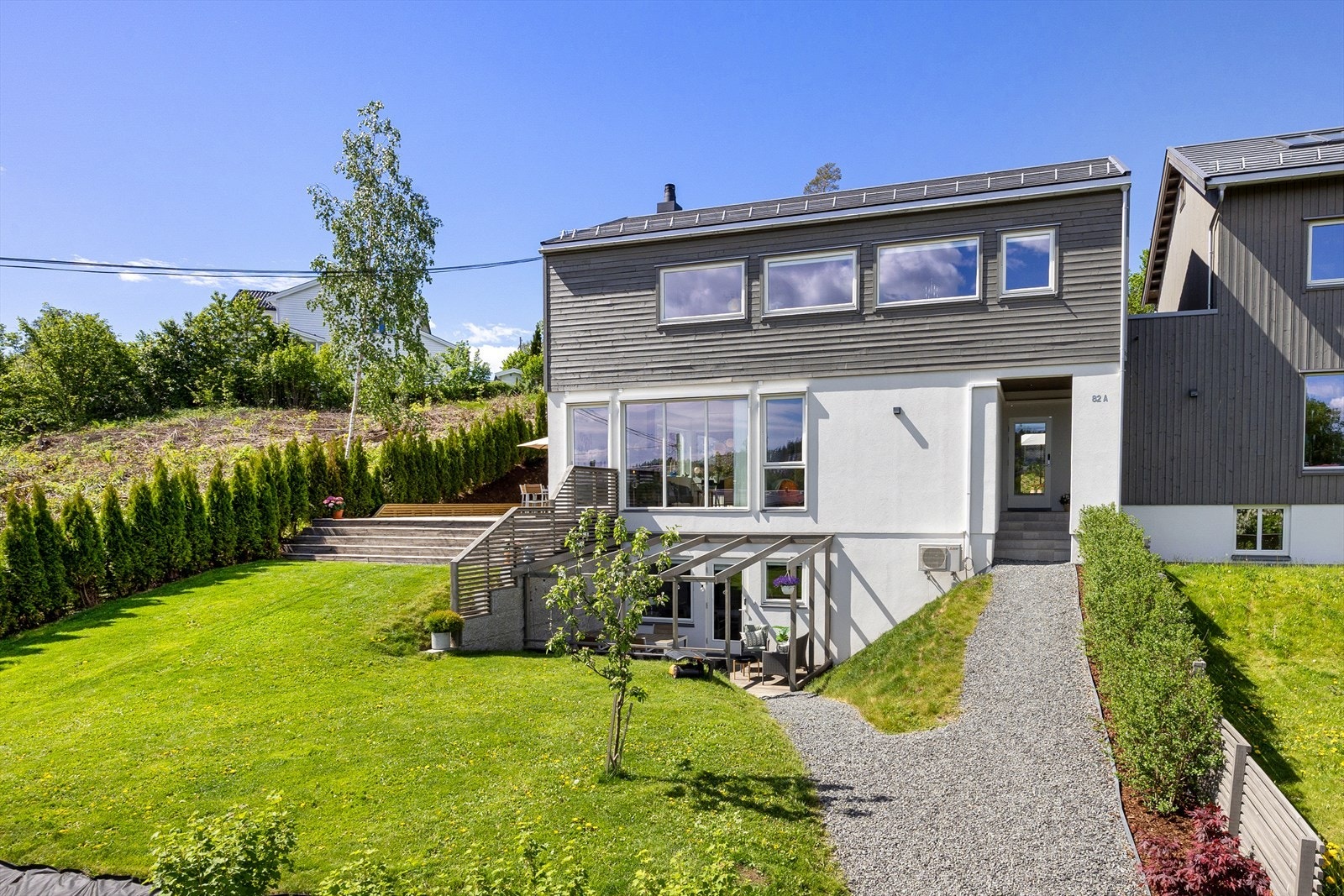 Boligen ligger sentralt og tilbaketrukket i et villaområde med kort vei til Bærumsmarka og fasiliteter ved Eiksmarka. Galleribilde