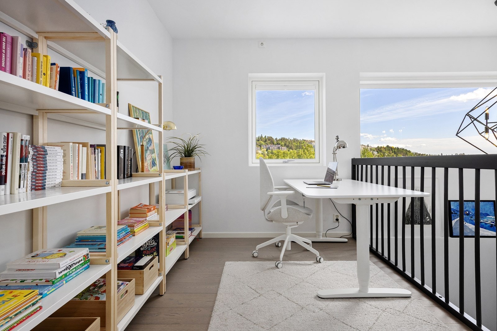 Store vinduer gir rikelig med dagslys til arbeidsplassen i loftstuen. Galleribilde