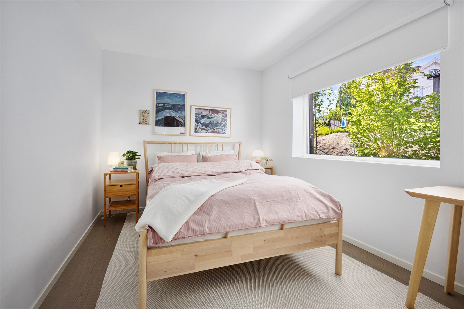 Soverom 1 er del av en "Master suite" med walk-through-closet og eget bad. Galleribilde