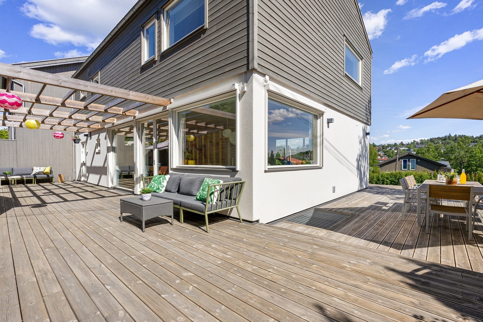 Stor og usjenert markterrasse på ca. 101 m² som strekker seg rundt boligen mot sør og vest. Galleribilde