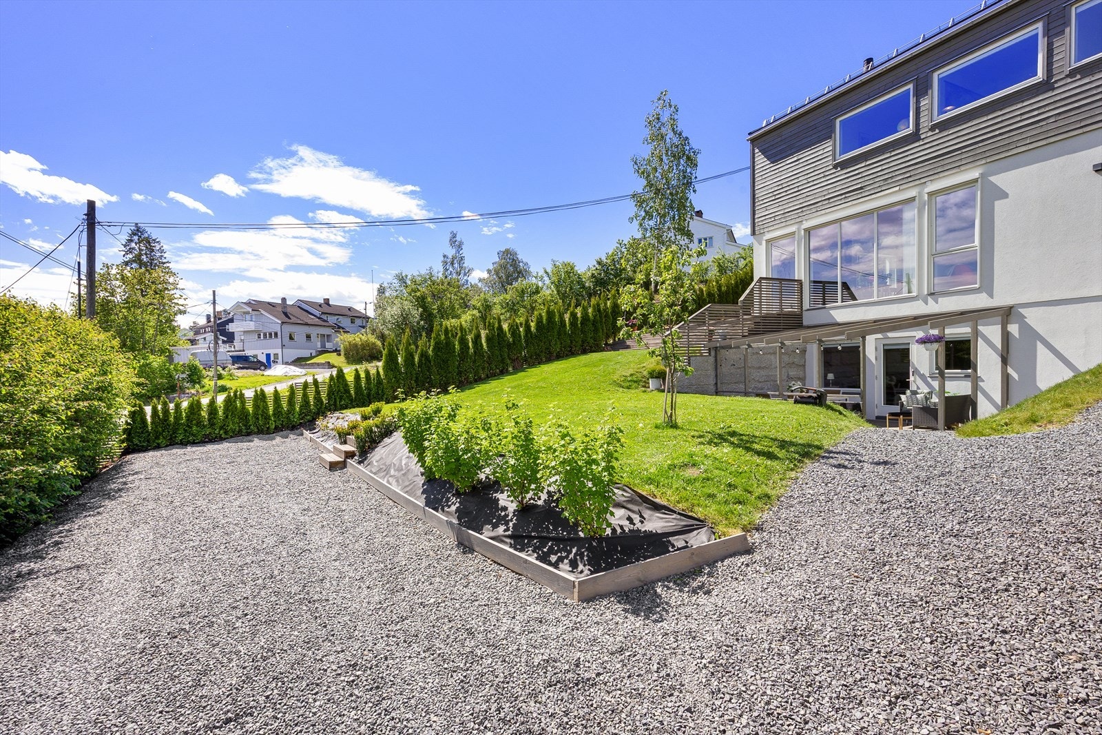 Eiendommen har en gruset gårdsplass med god plass til parkering samt garasjeplass. Galleribilde