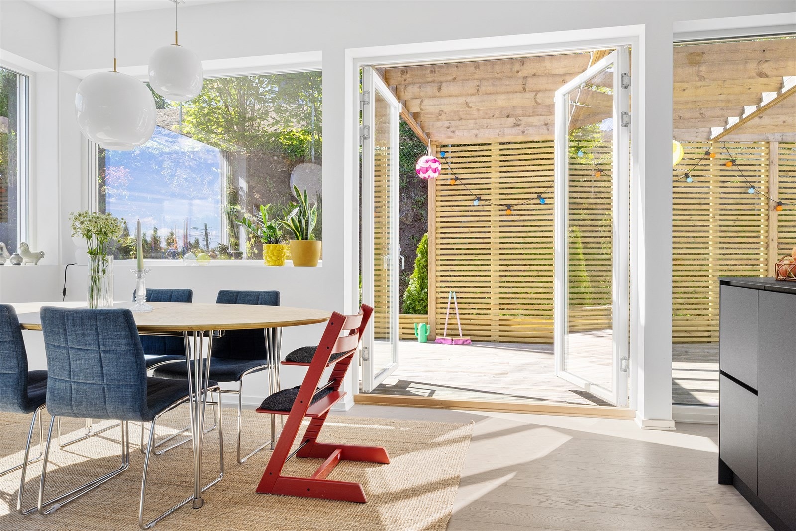 Fra spisestuen er det utgang til vestvendt terrasse gjennom en tofløyet dør som visker ut skillet mellom inne og ute. Galleribilde