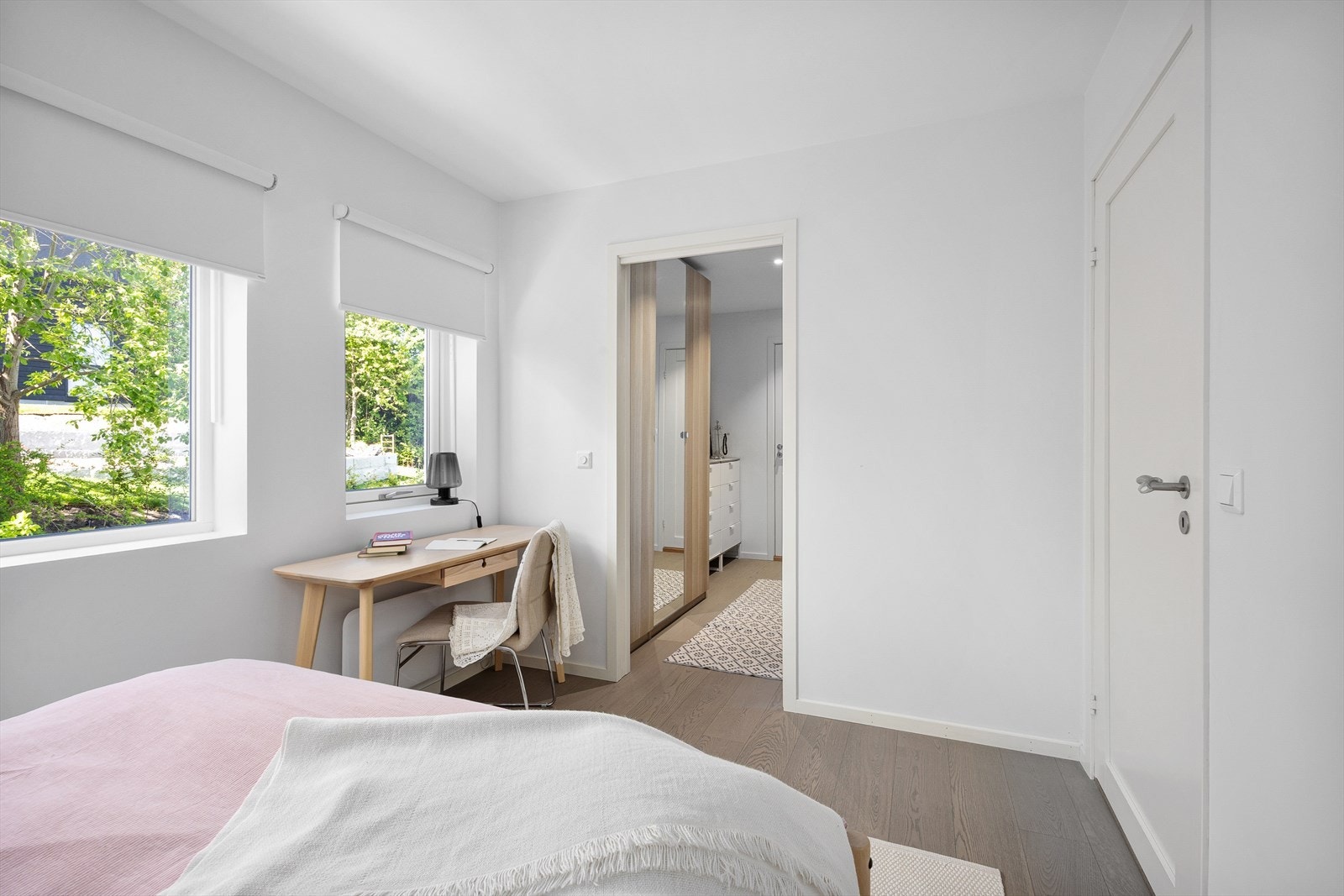 Rommet har enstavs parkett og malte veggflater. Tilknyttet garderobe og bad. Galleribilde
