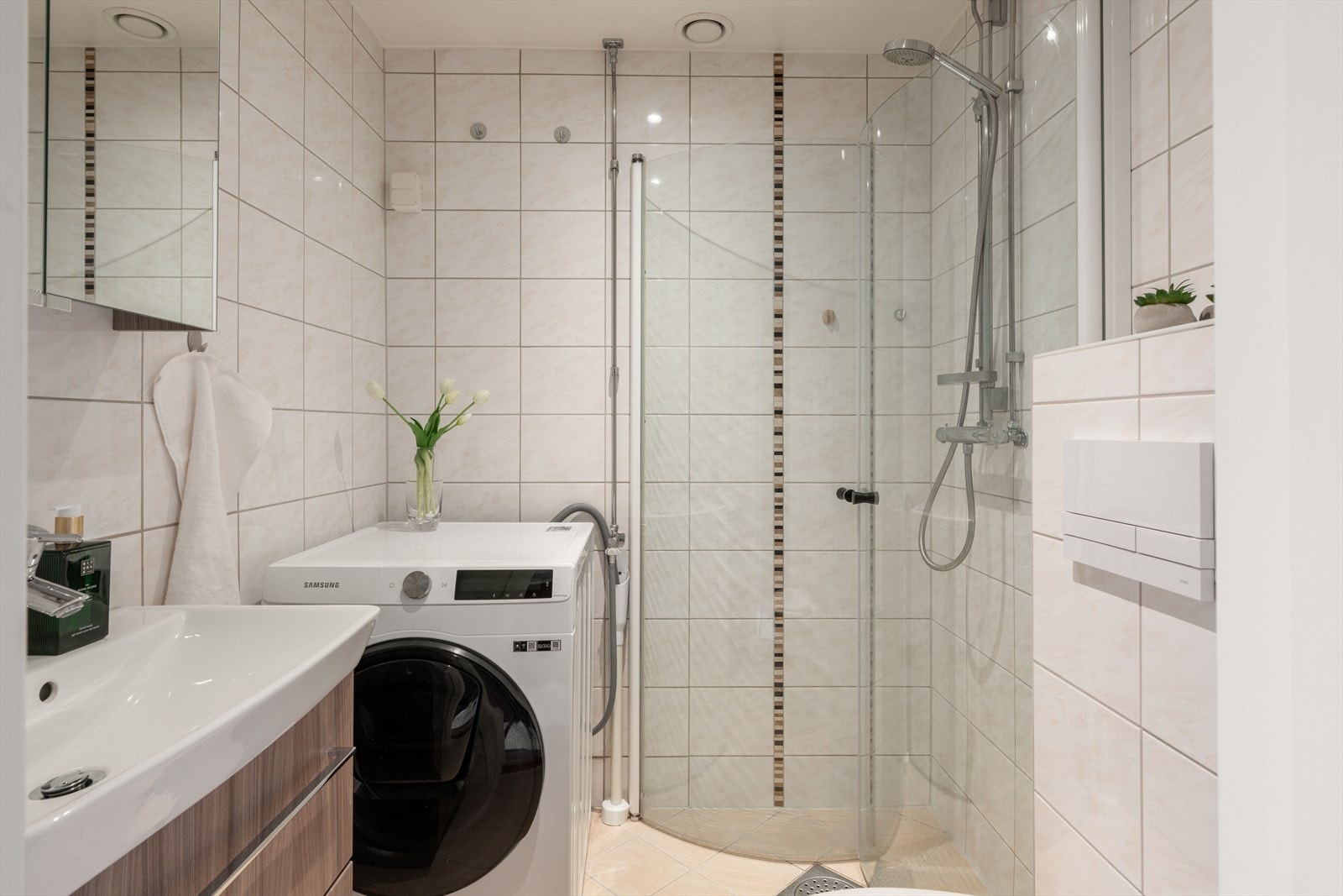 Badet har flislagte gulv, flislagte vegger, malt gipstak med downlights og elektriske varmekabler i gulv. Galleribilde